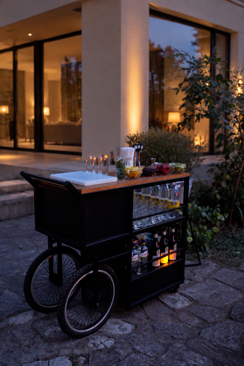 Carro de recepción de Drink & Dance con bebidas y cristalería